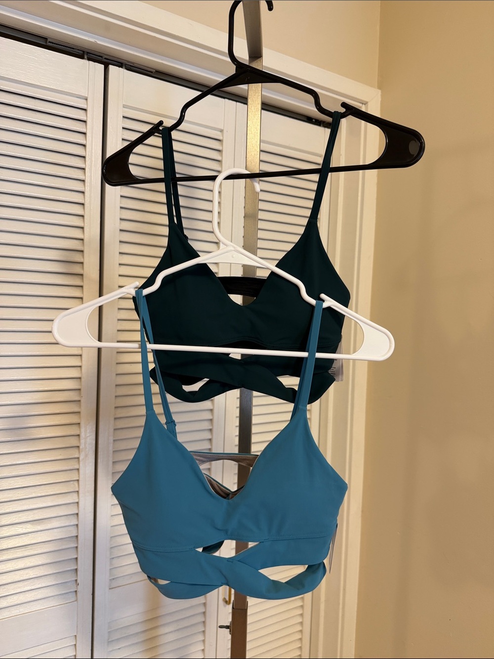 V neck crossover bra